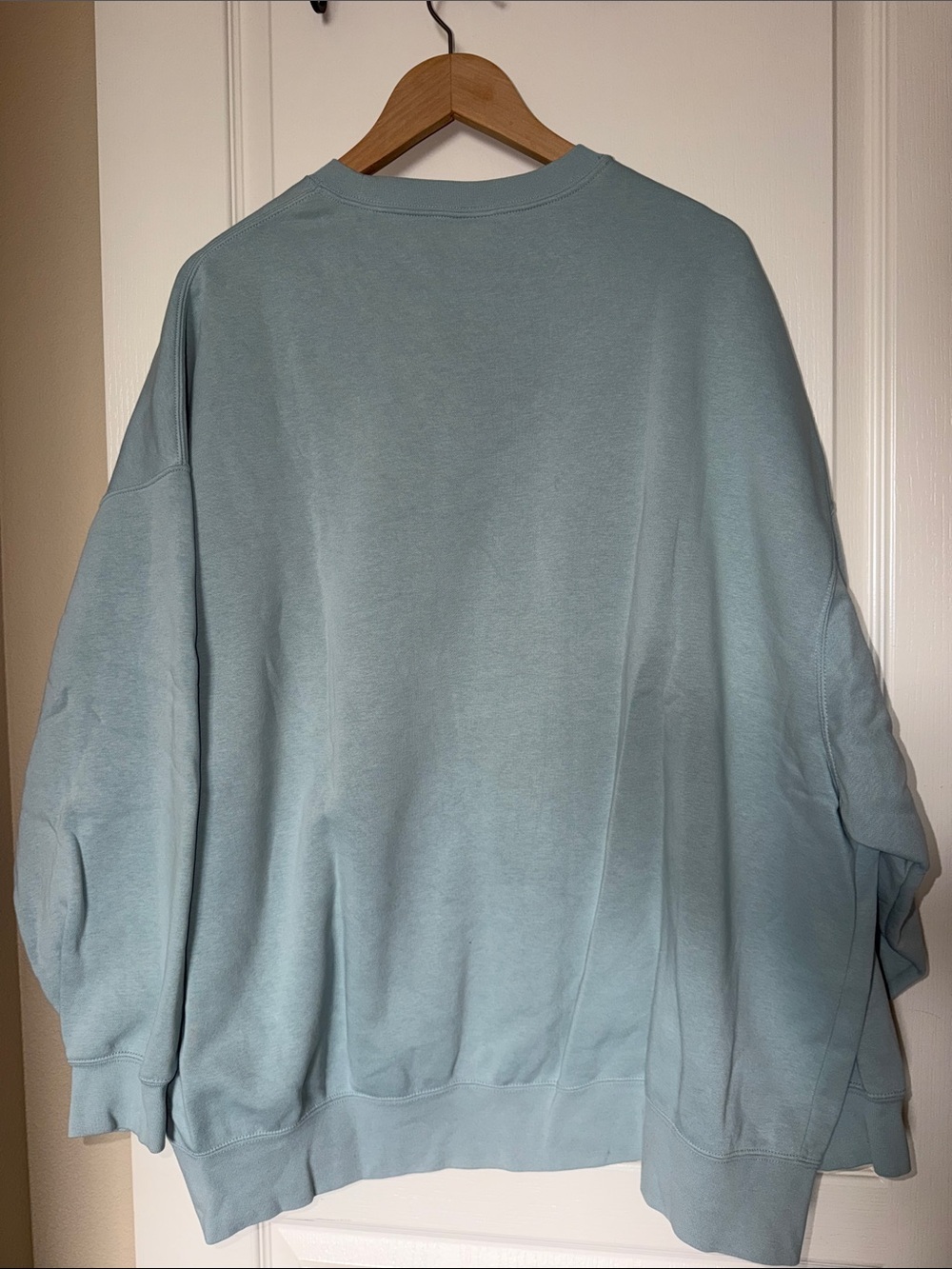 Nike women’s Crewneck Sweatshirt - Picture 2 of 2